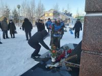 03 января 2021 года в Новоаганске состоялось возложение цветов к мемориалу памяти погибшим при освоении Западной Сибири